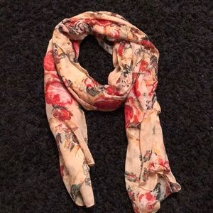 Scarf with rose design